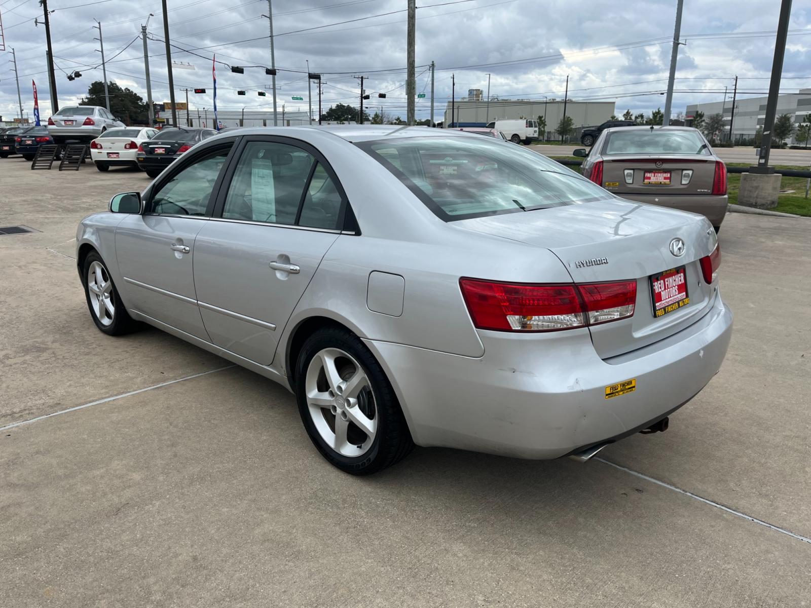 2006 SILVER /gray Hyundai Sonata GLS (5NPEU46F26H) with an 3.3L V6 DOHC 24V engine, located at 14700 Tomball Parkway 249, Houston, TX, 77086, (281) 444-2200, 29.928619, -95.504074 - Photo #4